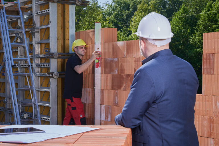 Fachkräfte auf einer Baustelle im Gespräch